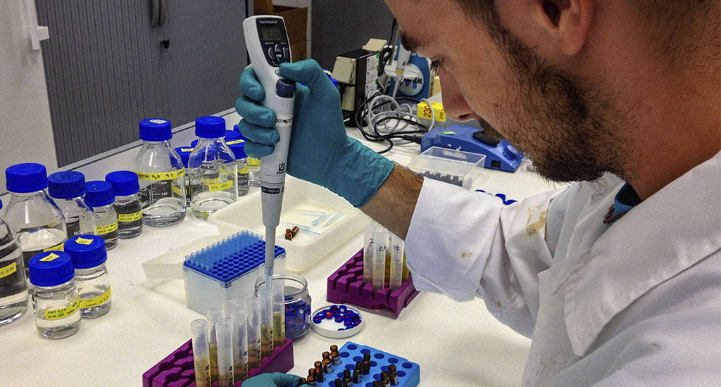 Carlos Mendiola haciendo prácticas en el laboratorio del IRTA, Cataluña